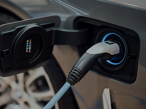 Elektroauto beim Ladevorgang an der Steckdose