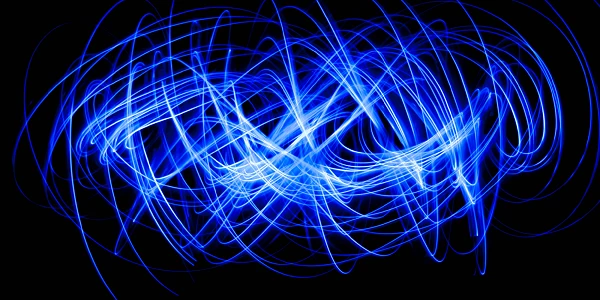 Blaue Lichtlinien in chaotischer Bewegung auf schwarzem Hintergrund