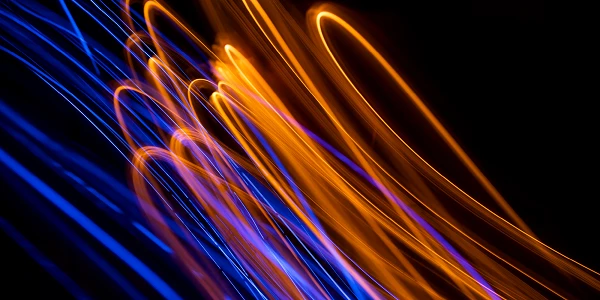 Blaue und orange Lichtbögen mit Bewegungseffekt vor schwarzem Hintergrund