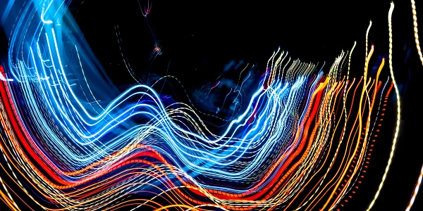 Abstrakte Lichtmuster mit blauen, roten und gelben Linien