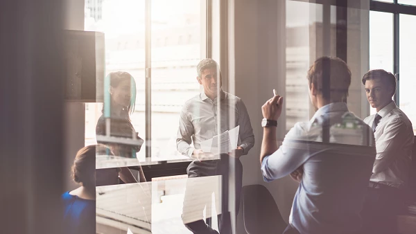 Geschäftliches Meeting im modernen Büro mit Blick durch Glaswand