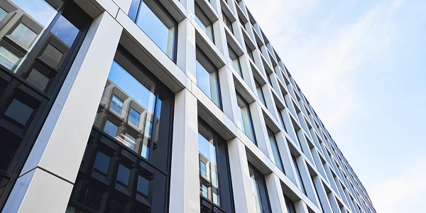 Moderne Bürofassade mit Glas und Beton, Blick nach oben