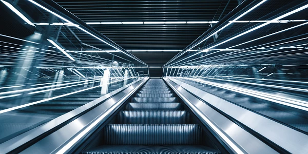 Rolltreppe mit futuristischer Lichtstimmung, Blick nach oben