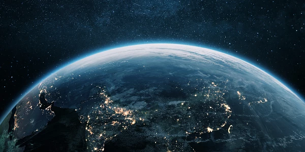 Erde bei Nacht aus dem All, mit leuchtenden Städten und Sternenhimmel