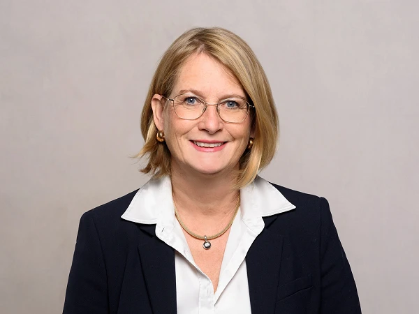 Sylvia Ahlers ist eine erfahrene Diplom-Betriebswirtin (FH) und Steuerberaterin. Zudem ist sie zertifizierte Mediatorin (MediationsG) und Testamentsvollstreckerin (AGT).