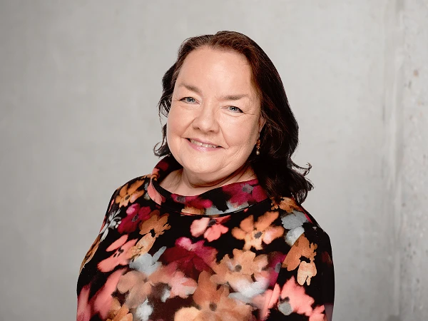 Angela Bernsee ist Diplom-Kauffrau, Steuerberaterin, Fachberaterin für Internationales Steuerrecht und zertifizierte Beraterin für Online-Handel/E-Commerce (IFU I iSM gGmbH).