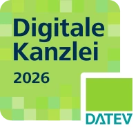 Das Bild zeigt ein Logo mit dem Text "Digitale Kanzlei 2026" in blauer Schrift auf einem hellgrünen Hintergrund, umgeben von einem quadratischen Muster. In der unteren Ecke befindet sich das Logo von DATEV in Form eines grünen Rahmens um ein leeres Quadrat.
