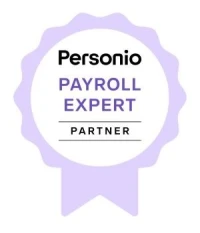 Ein Abzeichen mit einem lila Hintergrund, das den Text "Personio" oben, "PAYROLL EXPERT" in großer Schrift in der Mitte und "PARTNER" darunter in kleinerer Schrift zeigt.