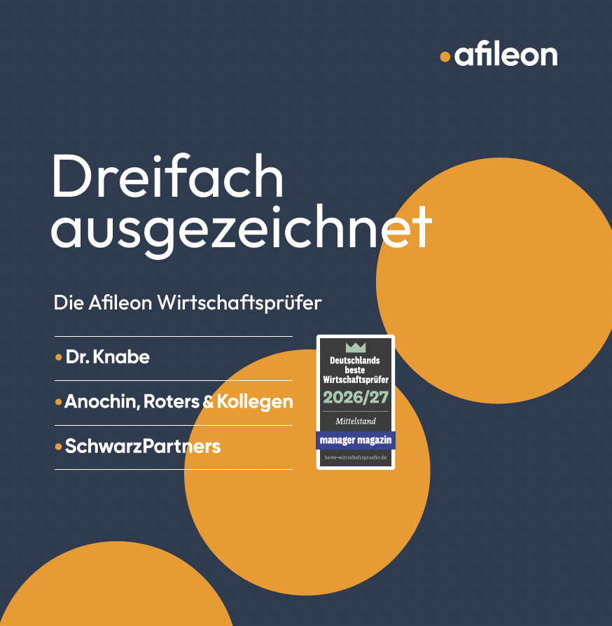 Das Bild enthält den Text "Dreifach ausgezeichnet" sowie den Hinweis auf die Afileon Wirtschaftsprüfer und die Partnerfirmen Dr. Knabe, Anochin, Roters & Kollegen, und SchwarzPartners. Zudem wird eine Auszeichnung erwähnt: "Deutschlands Deutschlands Wirtschaftsprüfer 2026/27" vom manager magazin. Orangefarbene Kreise und ein modernes Layout prägen das Design.