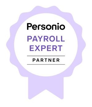 Ein Abzeichen mit einem lila Hintergrund, das den Text "Personio" oben, "PAYROLL EXPERT" in großer Schrift in der Mitte und "PARTNER" darunter in kleinerer Schrift zeigt.